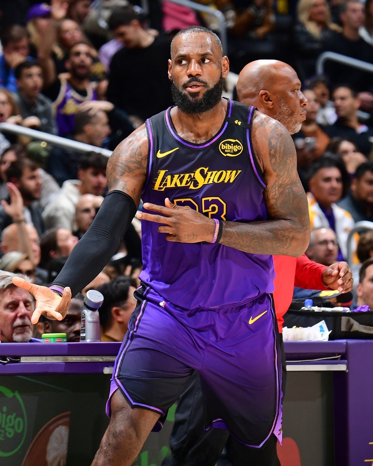 黑白直播-德布劳内意外战胜湖人，重返赛场引爆全场！