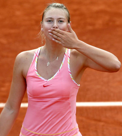 黑白直播-莎拉波娃回归赛场，精彩发挥首场状态亮眼，塞尔维亚队观众沸腾！的简单介绍