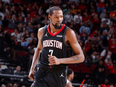 黑白体育-包含杜兰特回归赛场,势不可挡首场状态亮眼,IG观众沸腾!的词条