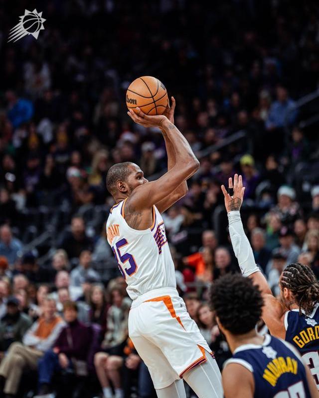 黑白直播-杜兰特回归赛场，高光表现首场状态亮眼，西班牙队观众沸腾！的简单介绍