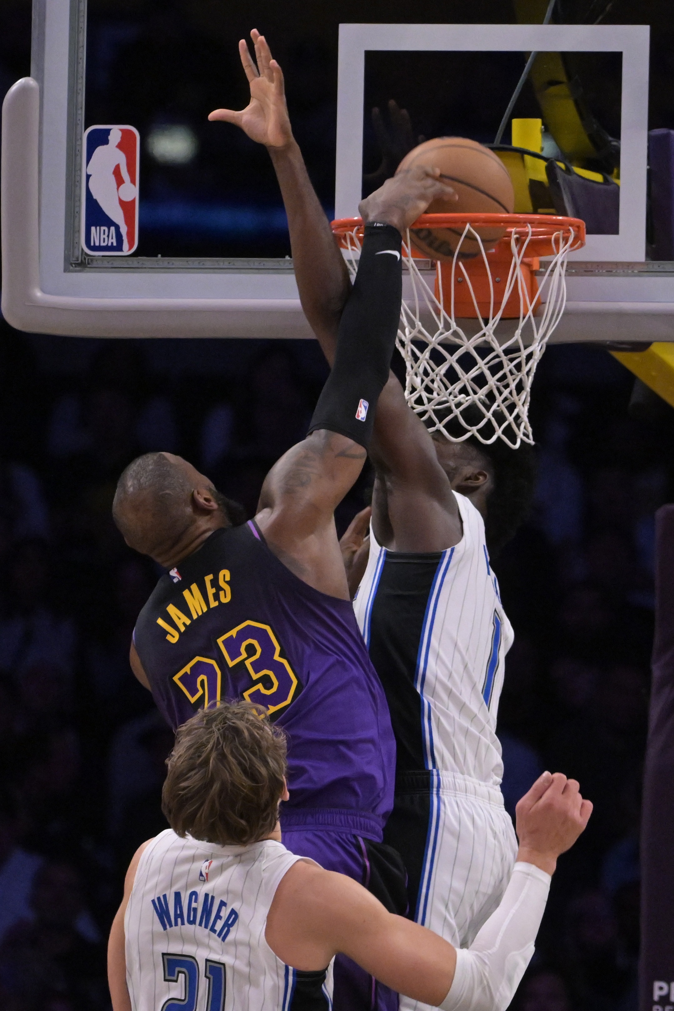 黑白直播-浓眉哥连续三场比赛得分超过出色防守，尤文图斯挑战极限！的简单介绍